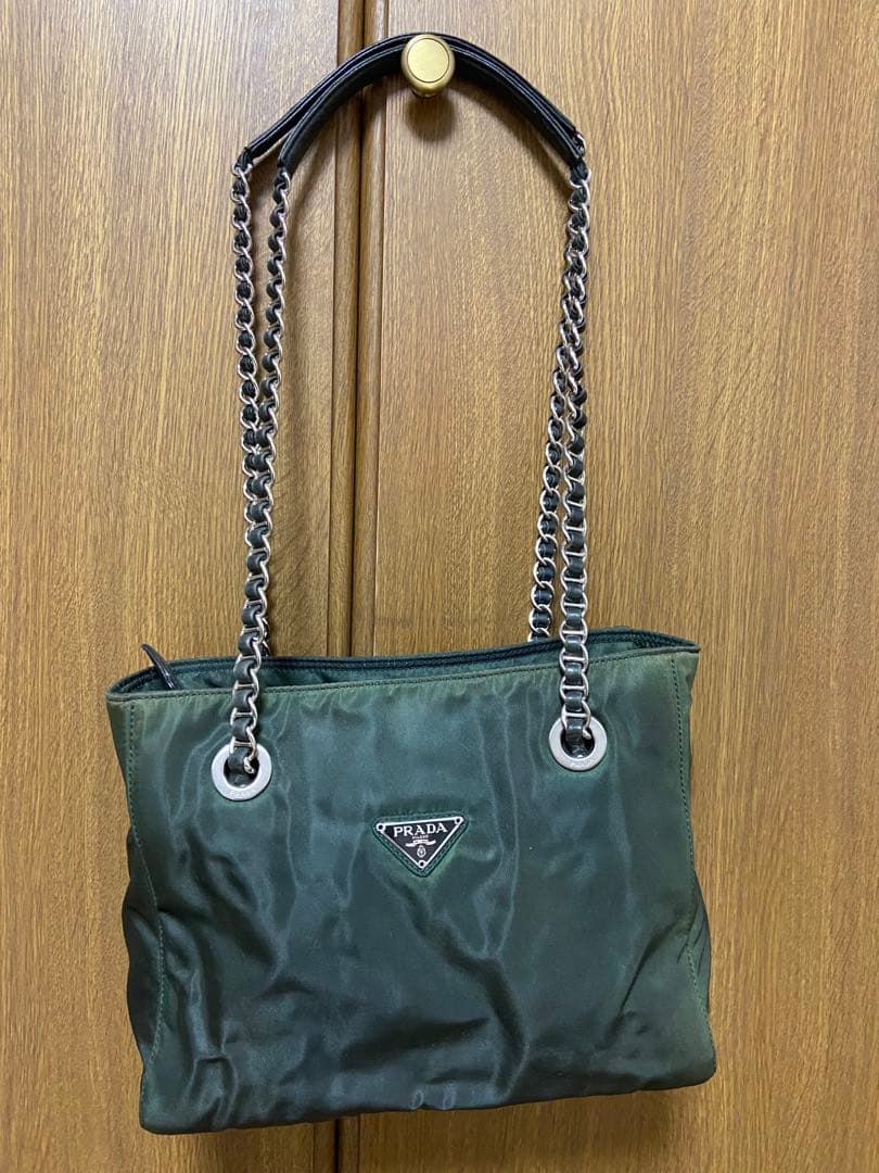 プラダ　シルバーチェーンバッグ
