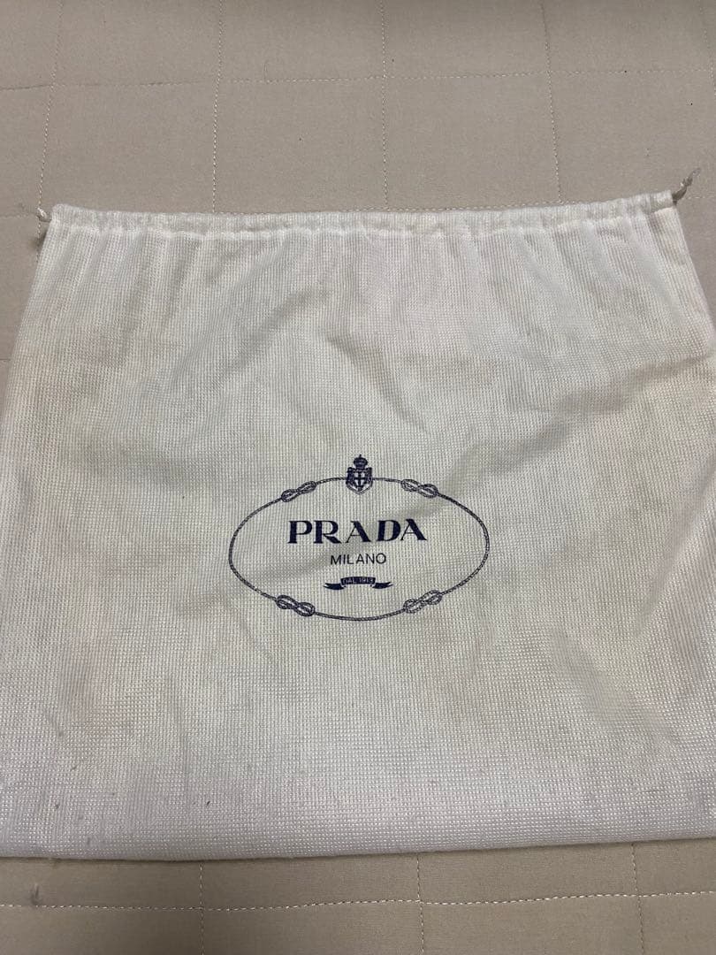 プラダ　シルバーチェーンバッグ