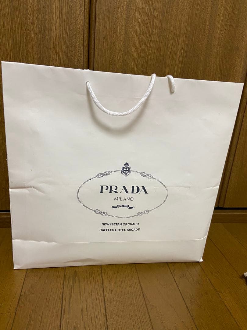 プラダ　シルバーチェーンバッグ