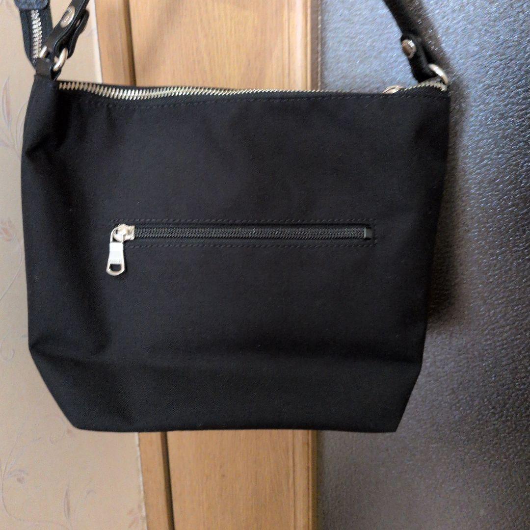 ケロヨンになります。ブラック刺繍ショルダーバッグ