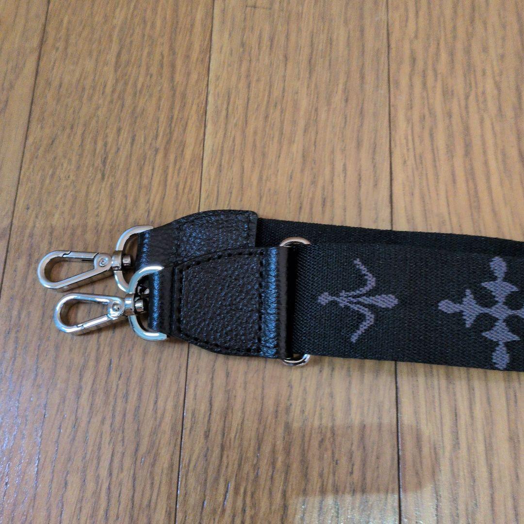 ケロヨンになります。ブラック刺繍ショルダーバッグ