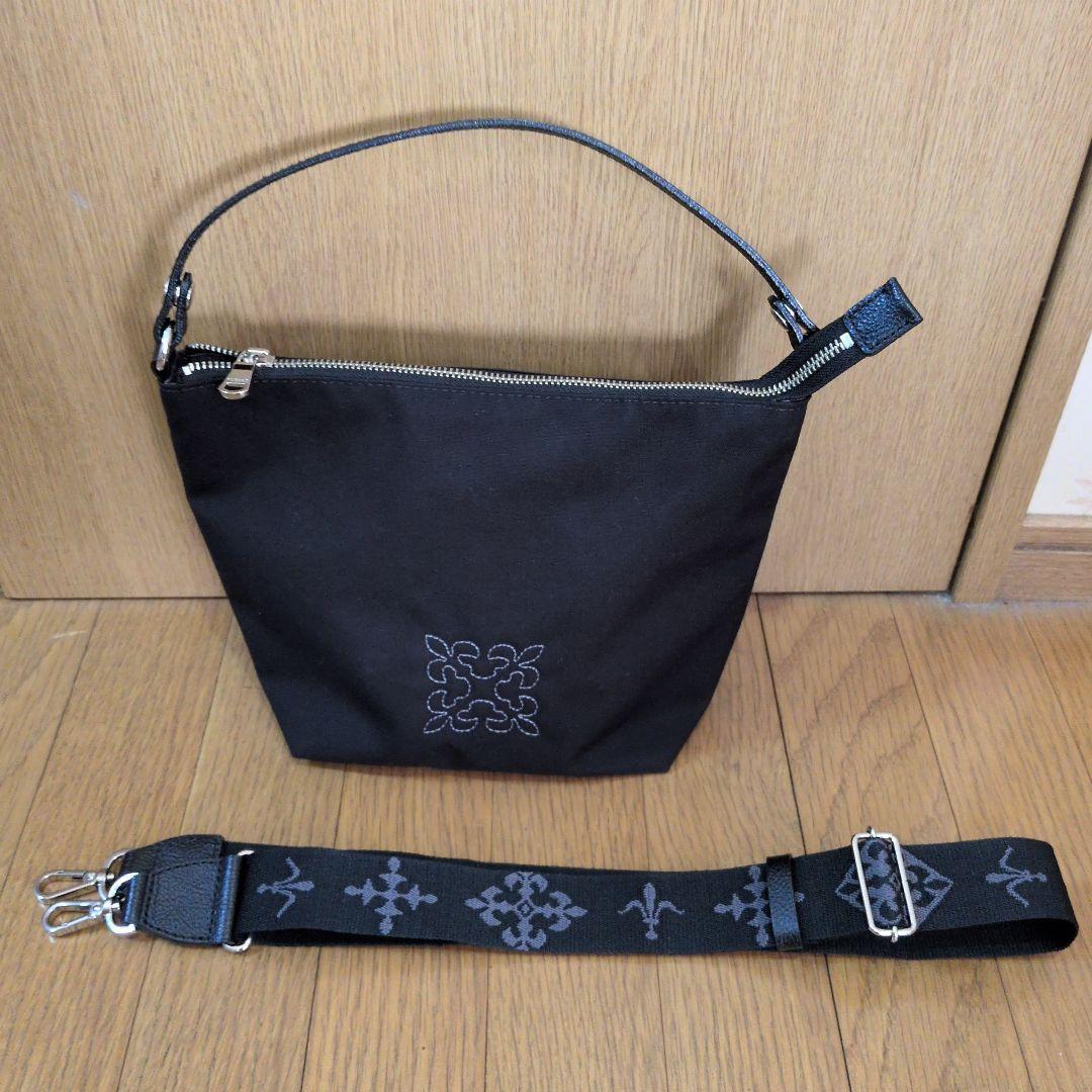 ケロヨンになります。ブラック刺繍ショルダーバッグ
