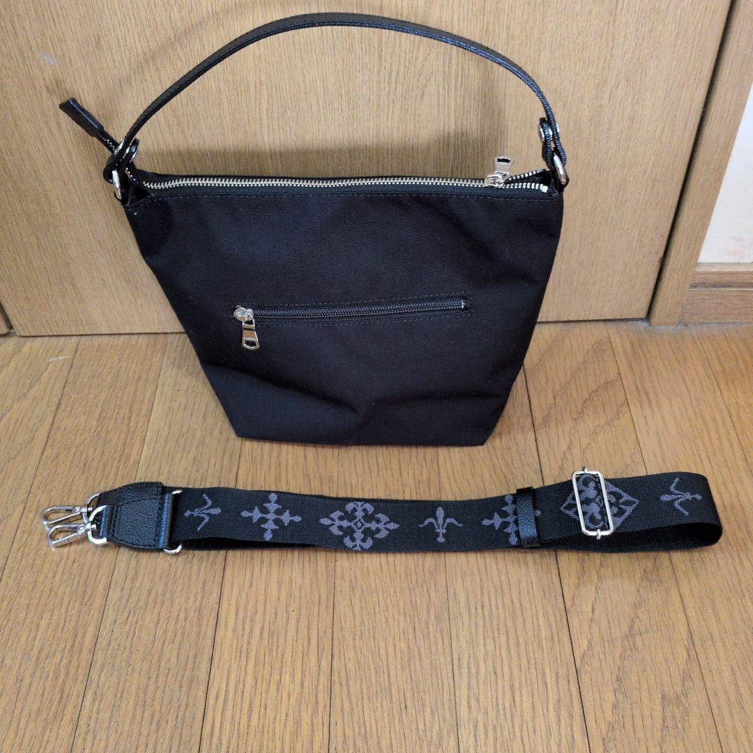 ケロヨンになります。ブラック刺繍ショルダーバッグ