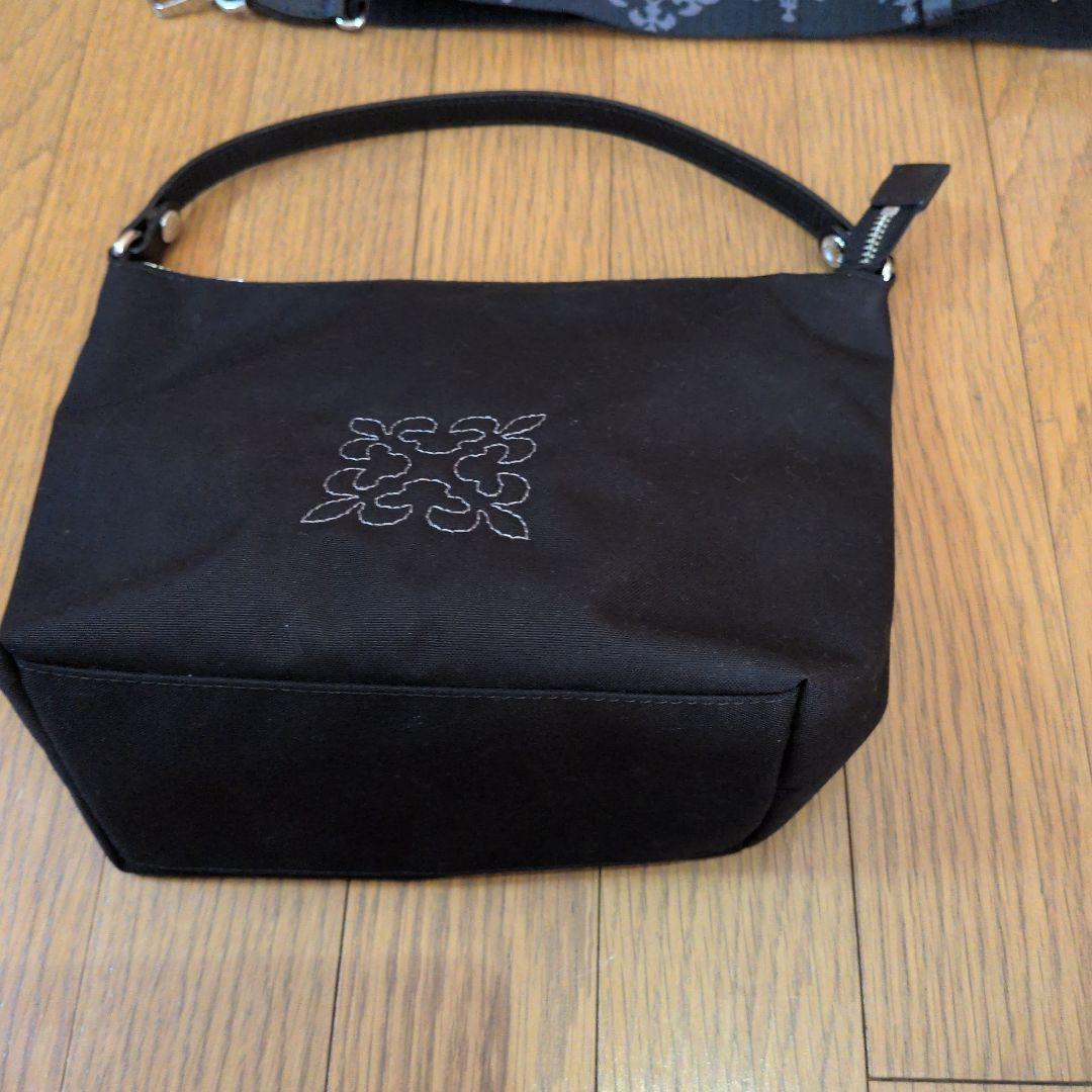ケロヨンになります。ブラック刺繍ショルダーバッグ