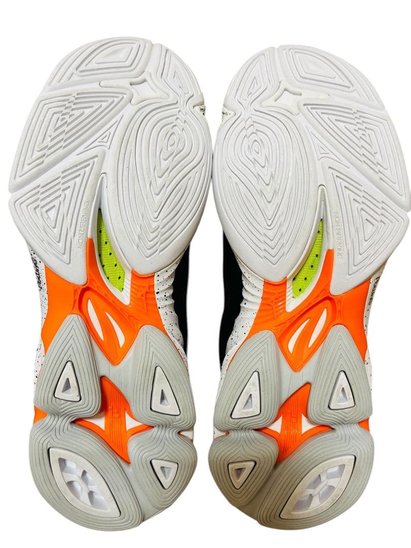 新品未使用　ミズノ　ウェーブライトニング Z6　MID/ 25.0cm