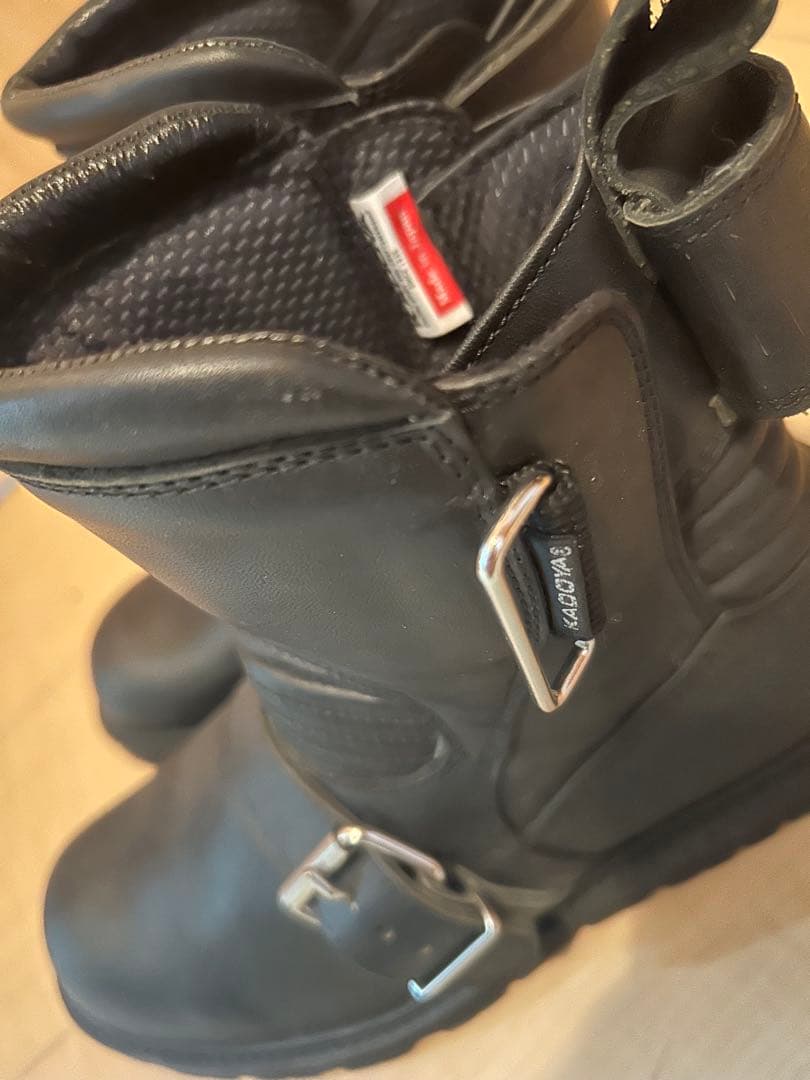 バイク用 黒いバックル付きブーツ