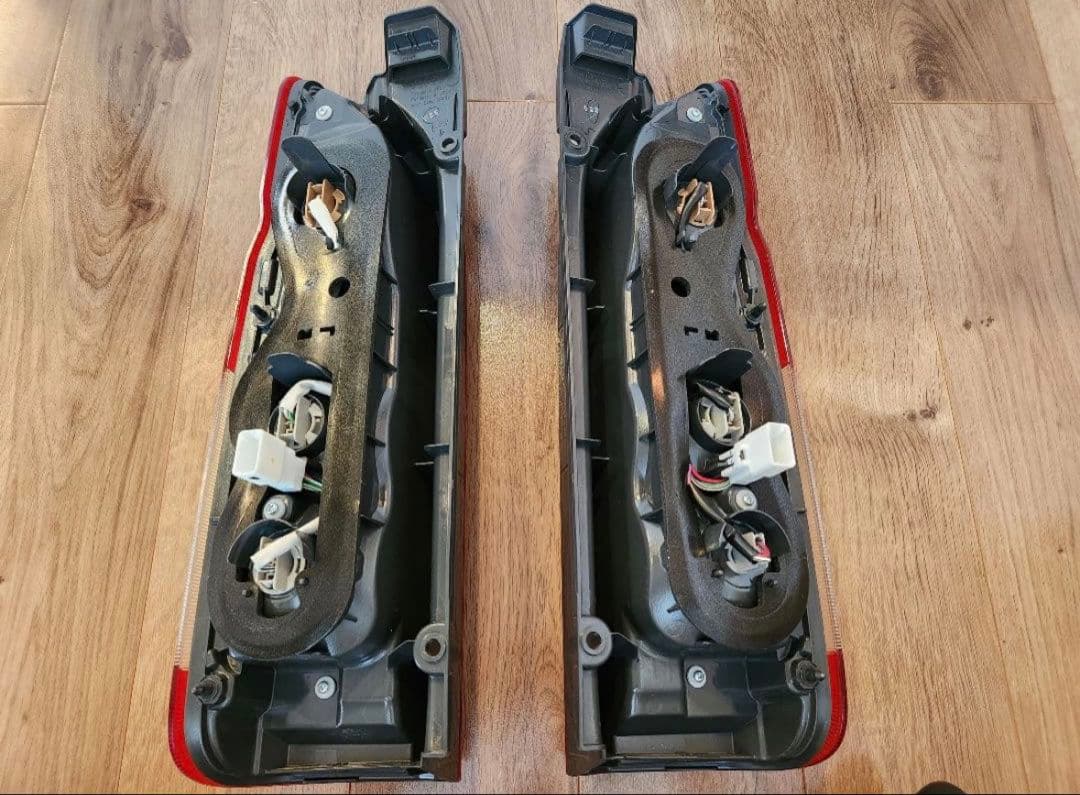 ハイエース　純正　テールランプ