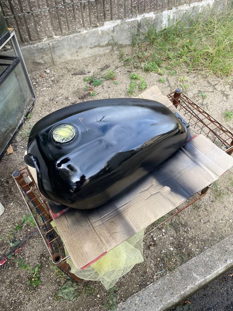ホンダCB２２３S純正タンク凹みあり パテ埋め中と仮塗装まで