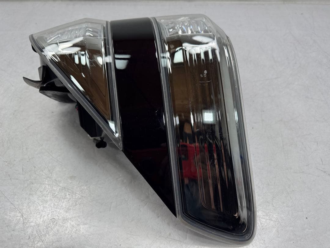 ヴェルファイア DBA-ANH20W 右テールランプ 2.4Z 758-29