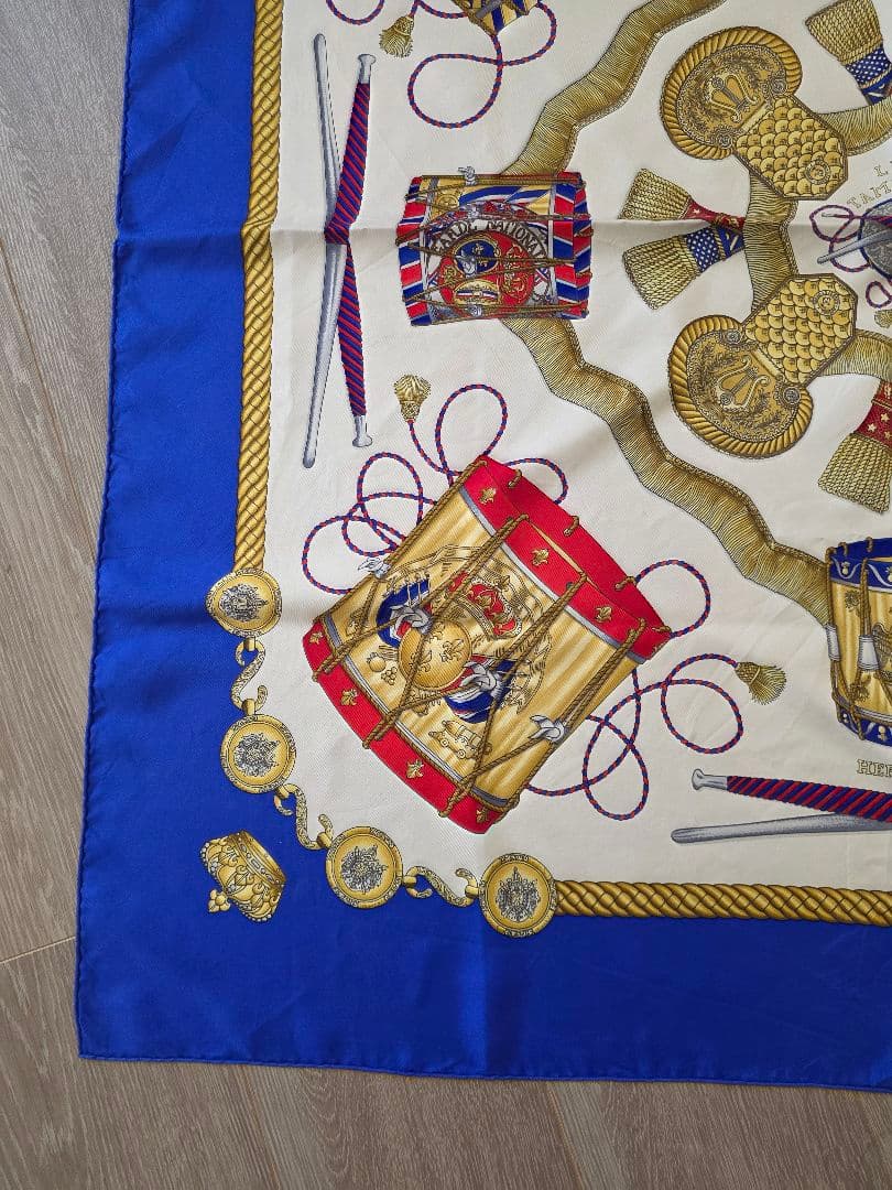 HERMES　カレ 90 LES TAMBOURS シルクスカーフ タグ付き