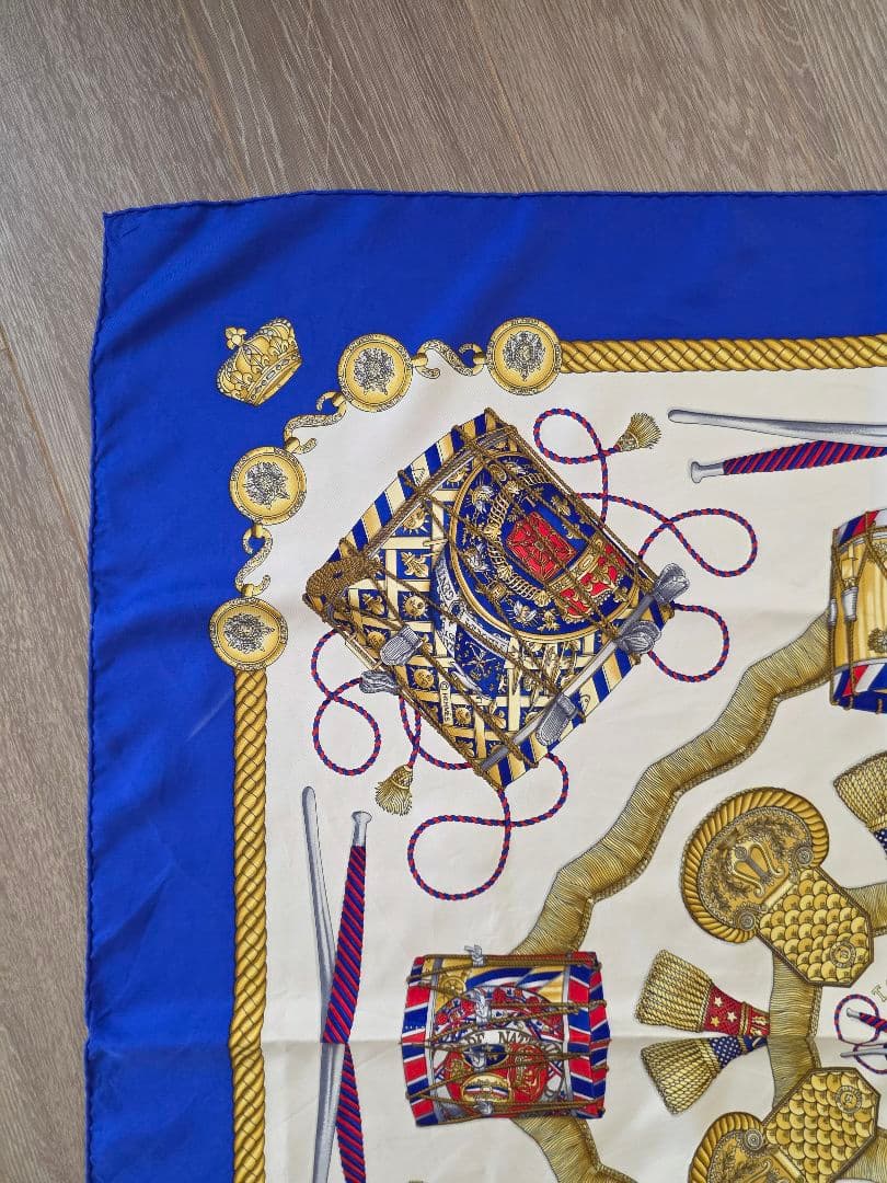 HERMES　カレ 90 LES TAMBOURS シルクスカーフ タグ付き
