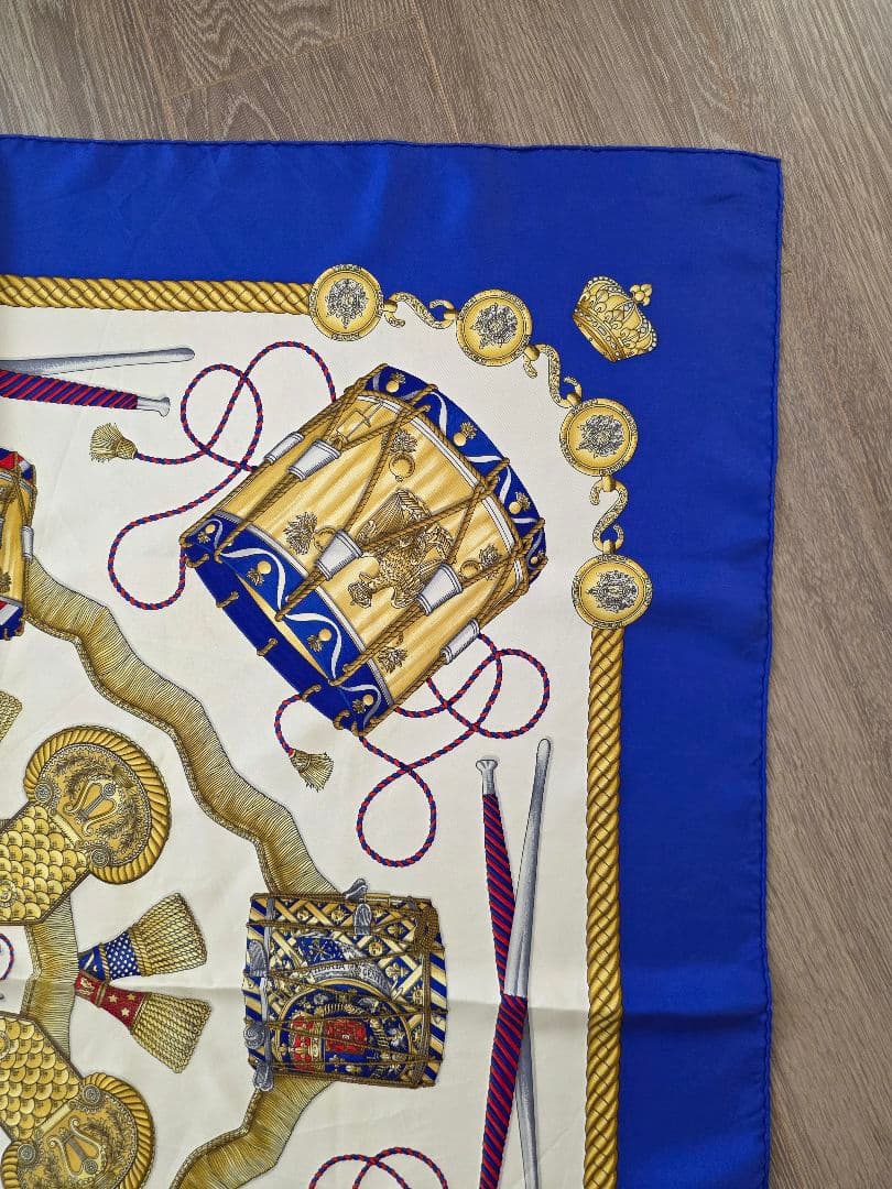 HERMES　カレ 90 LES TAMBOURS シルクスカーフ タグ付き