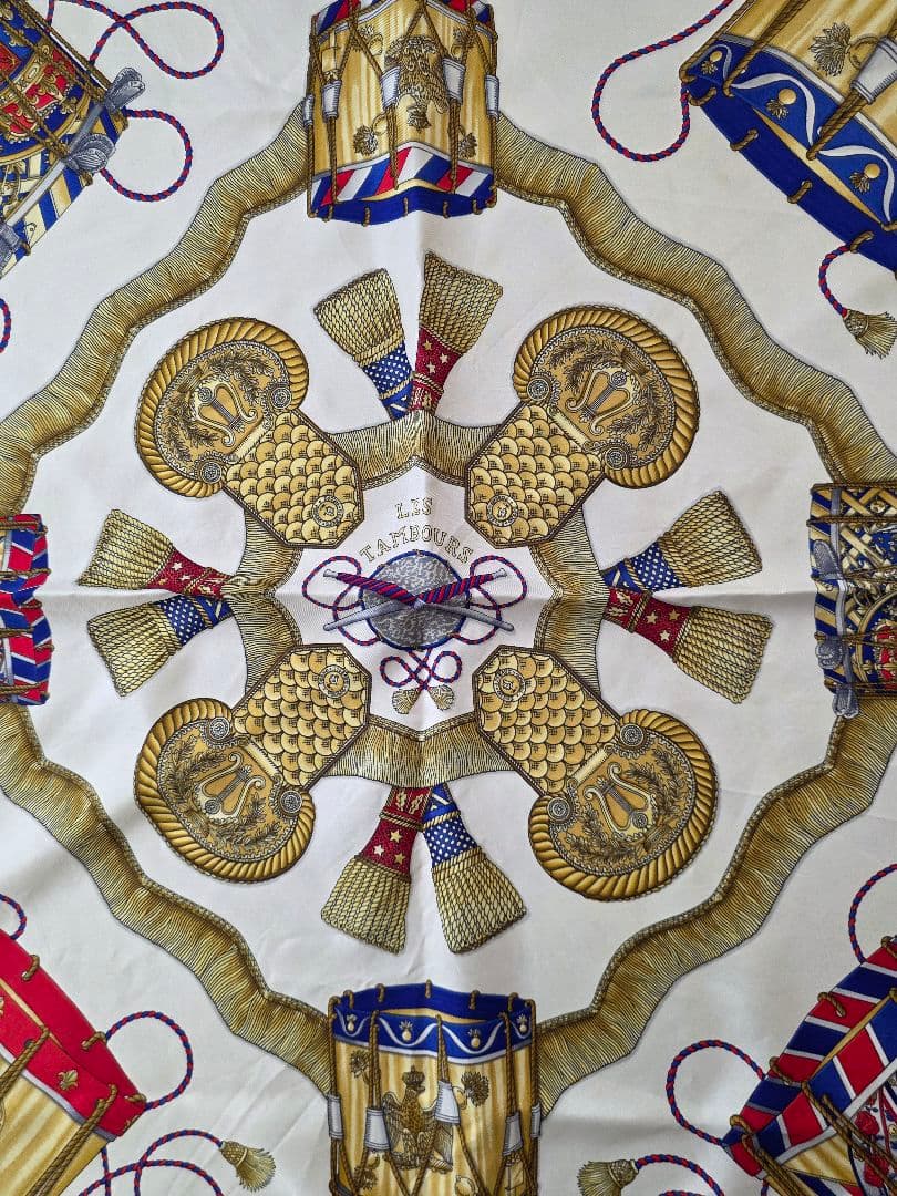 HERMES　カレ 90 LES TAMBOURS シルクスカーフ タグ付き