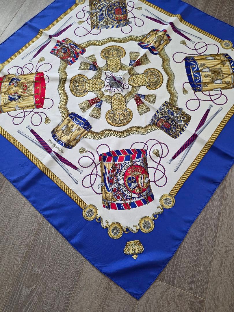 HERMES　カレ 90 LES TAMBOURS シルクスカーフ タグ付き