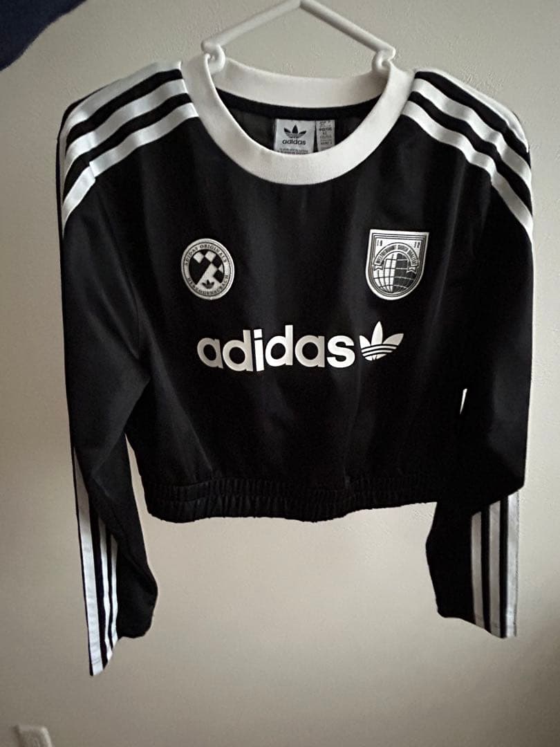 adidas ゲームTシャツ ショート丈 クロップドトップス 黒