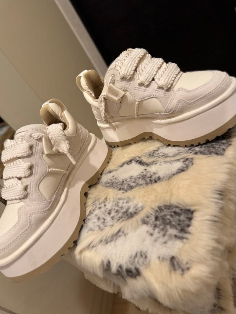 [UGG] Astromel 厚底プラットフォーム スニーカー