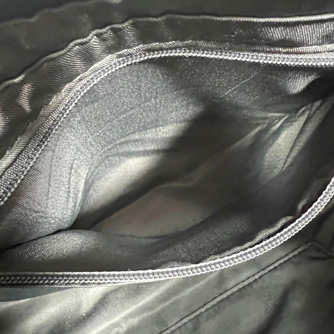 イアパピヨネ ワイドテープショルダーバッグ ブラック ホワイトストーン