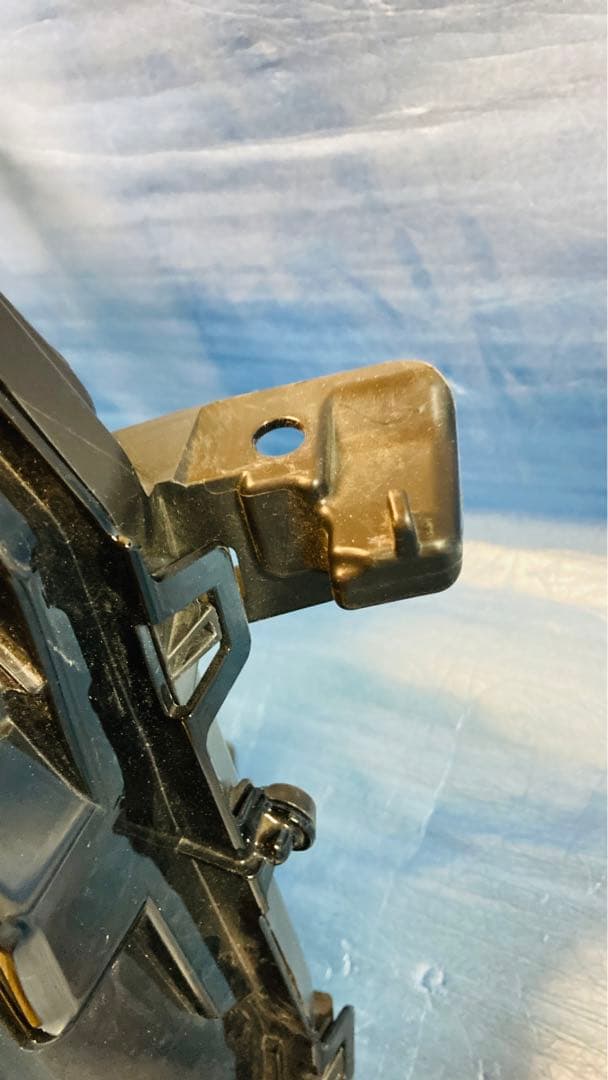 トヨタ　ヴォクシーZRA90W ヘッドライト右