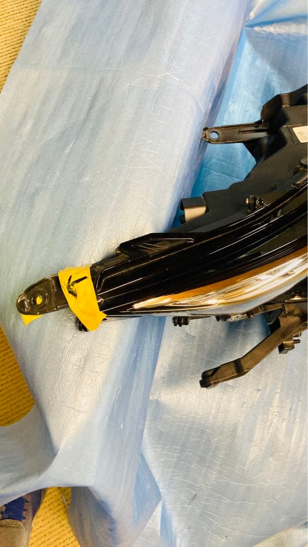 トヨタ　ヴォクシーZRA90W ヘッドライト右