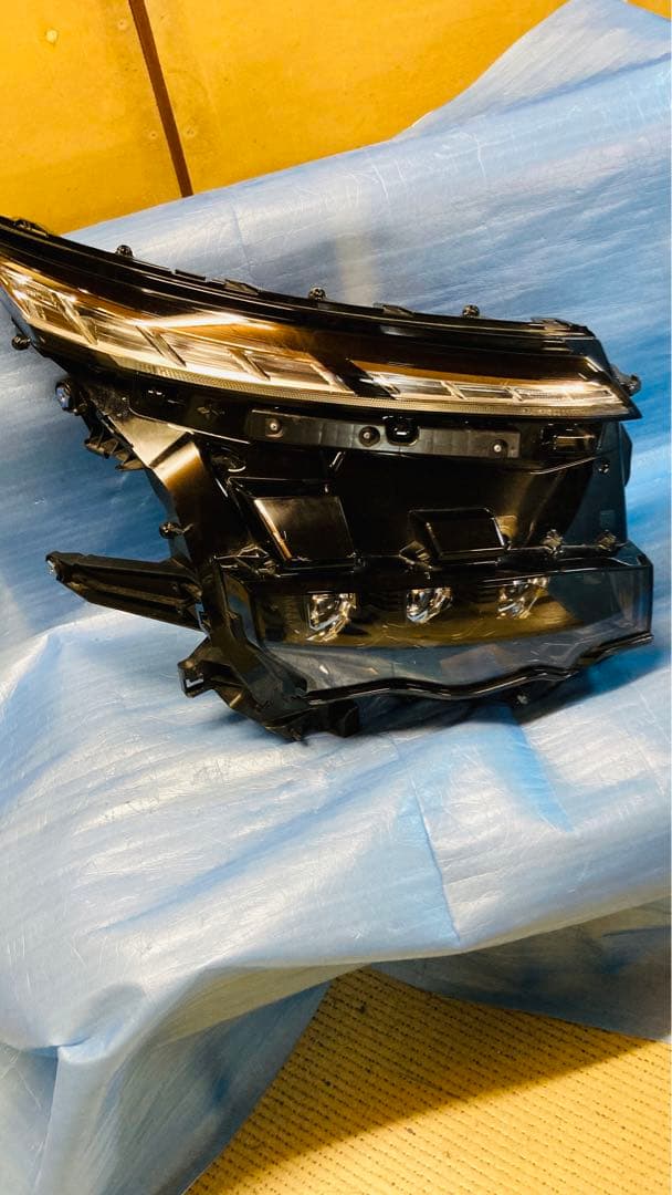 トヨタ　ヴォクシーZRA90W ヘッドライト右