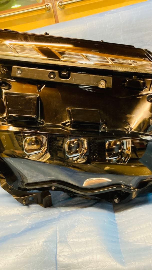 トヨタ　ヴォクシーZRA90W ヘッドライト右