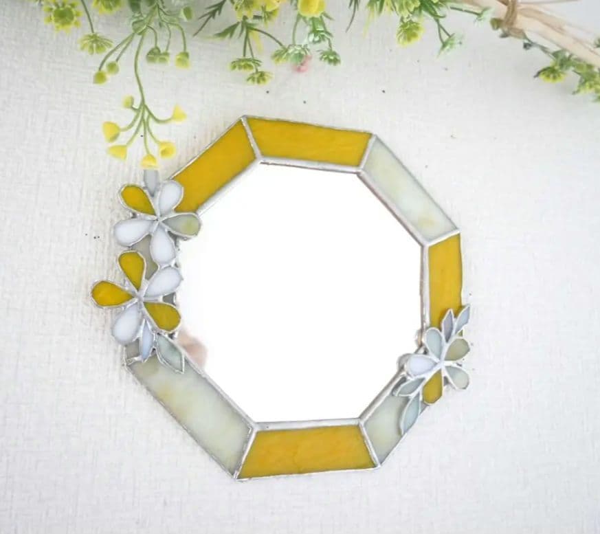 ✴︎:.。 黄色の八角形の鏡♪　(size20㎝/max22㎝）　ステンドグラス