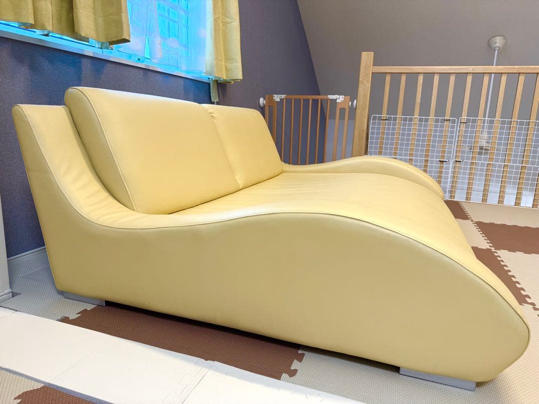 【美品】期間限定！2.5人掛けローソファー　レザー　クリーム色　モダンソファ