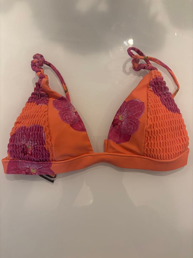 左側の水着のみ(オレンジ色)