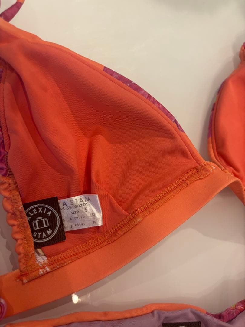 左側の水着のみ(オレンジ色)