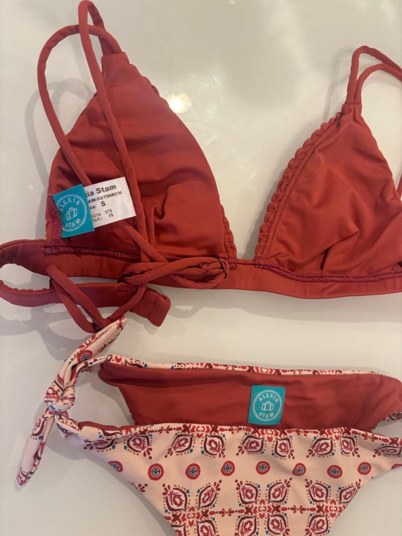 左側の水着のみ(オレンジ色)