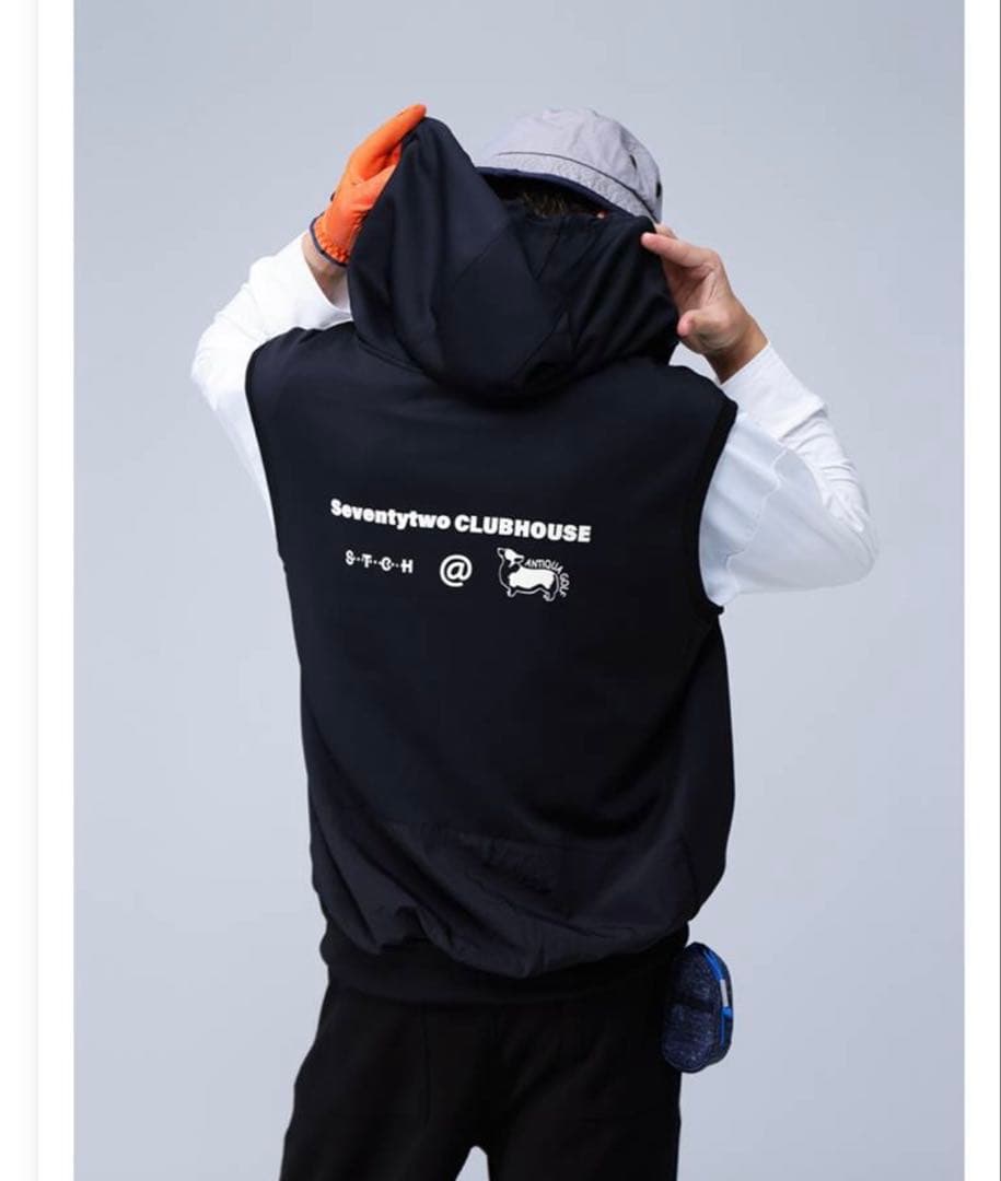 フード付きブラックベスト