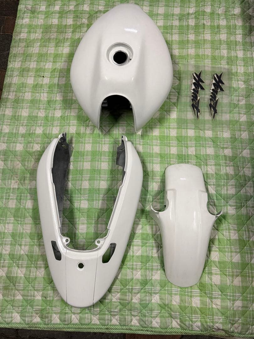 カズ様購入品 ホーネット 250 タンク、フロントフェンダー、リアカウルセット