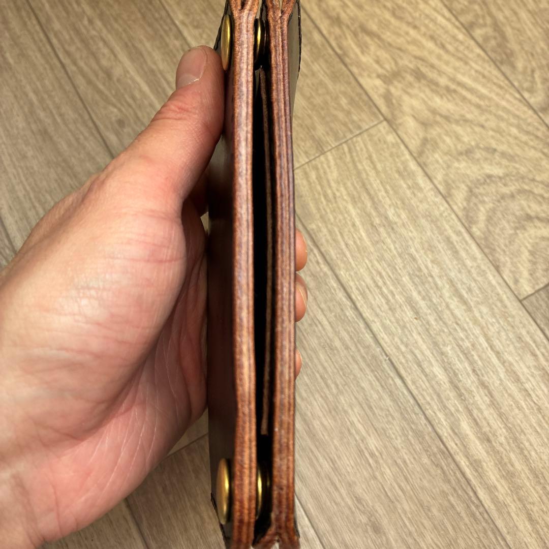 【茶芯ブラック】ミドルトラッカーウォレット　真鍮　黒ステッチ　お札を折らずに収納