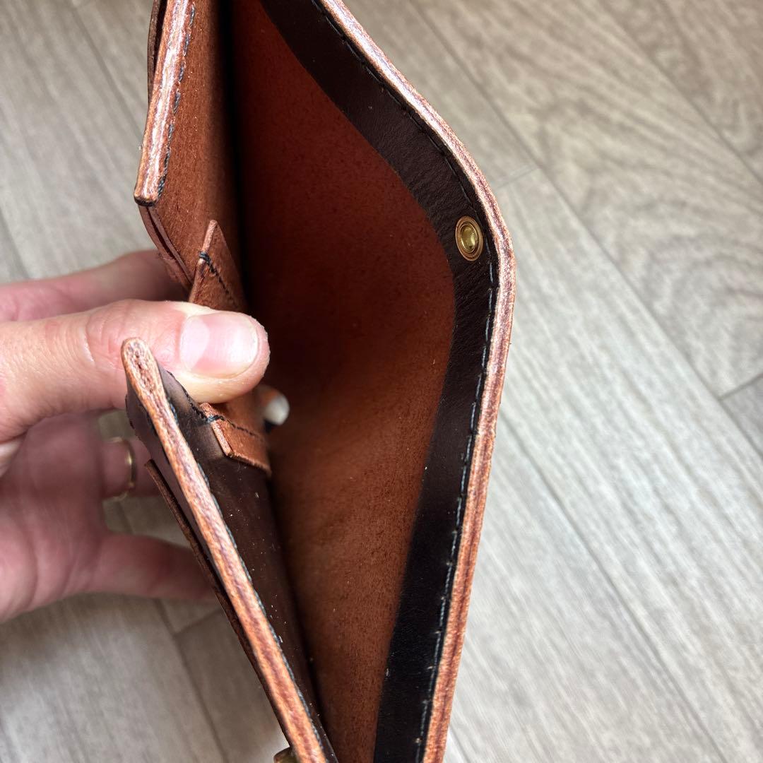 【茶芯ブラック】ミドルトラッカーウォレット　真鍮　黒ステッチ　お札を折らずに収納