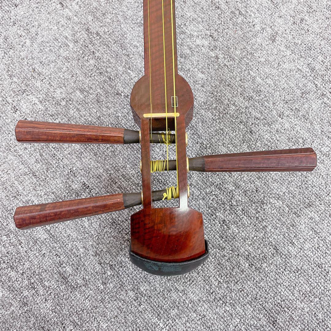 三味線 虎トチ紅木 子持ち綾杉胴 犬皮 二本溝 紅木糸巻き K22 金細 細棹