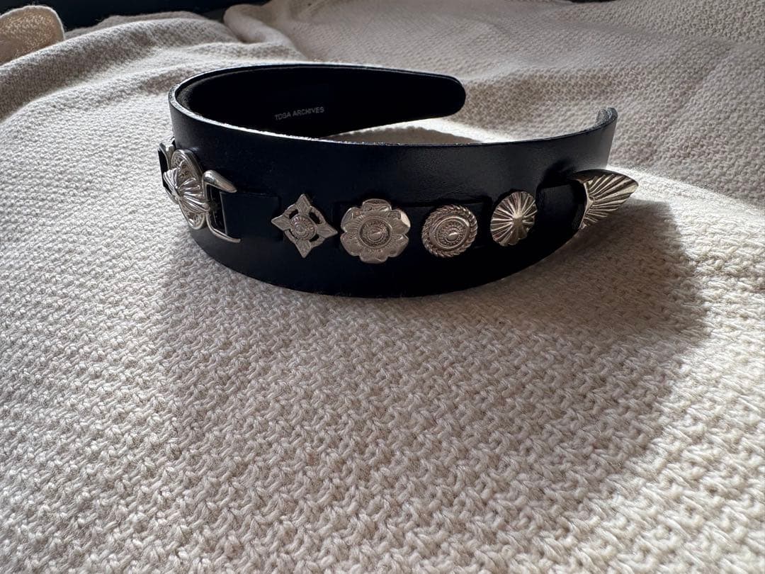 『TOGA』　LEATHER HEADBAND ブラック