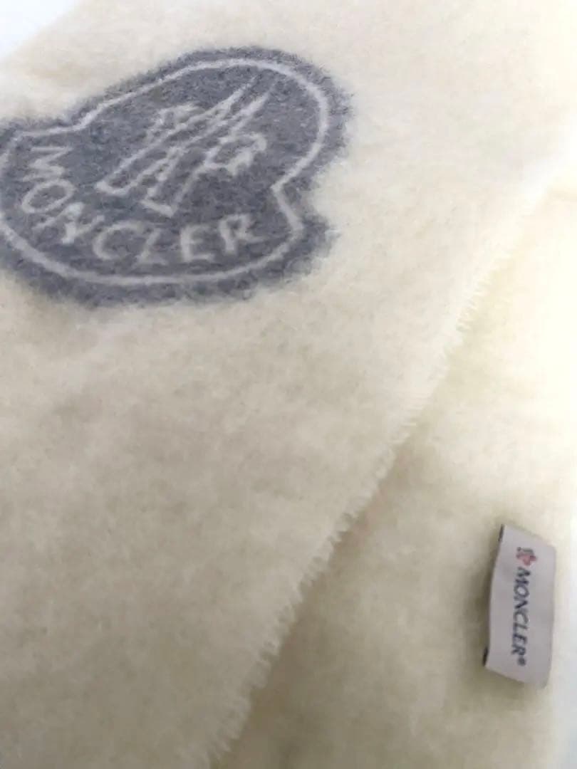 MONCLER ロゴ入りホワイトマフラー
