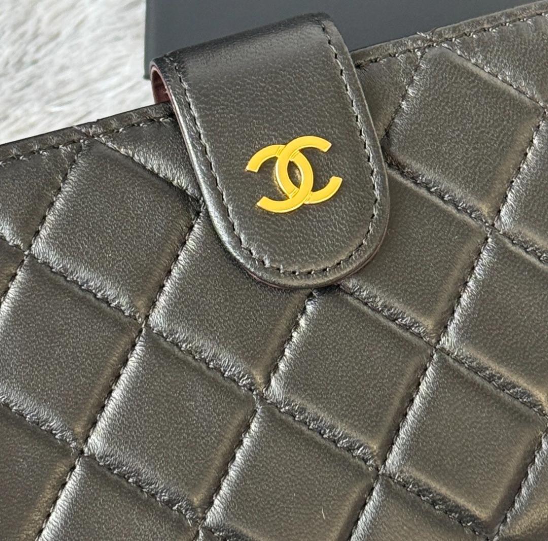 美品 ☆ ブラック 二つ折り財布 キルティング