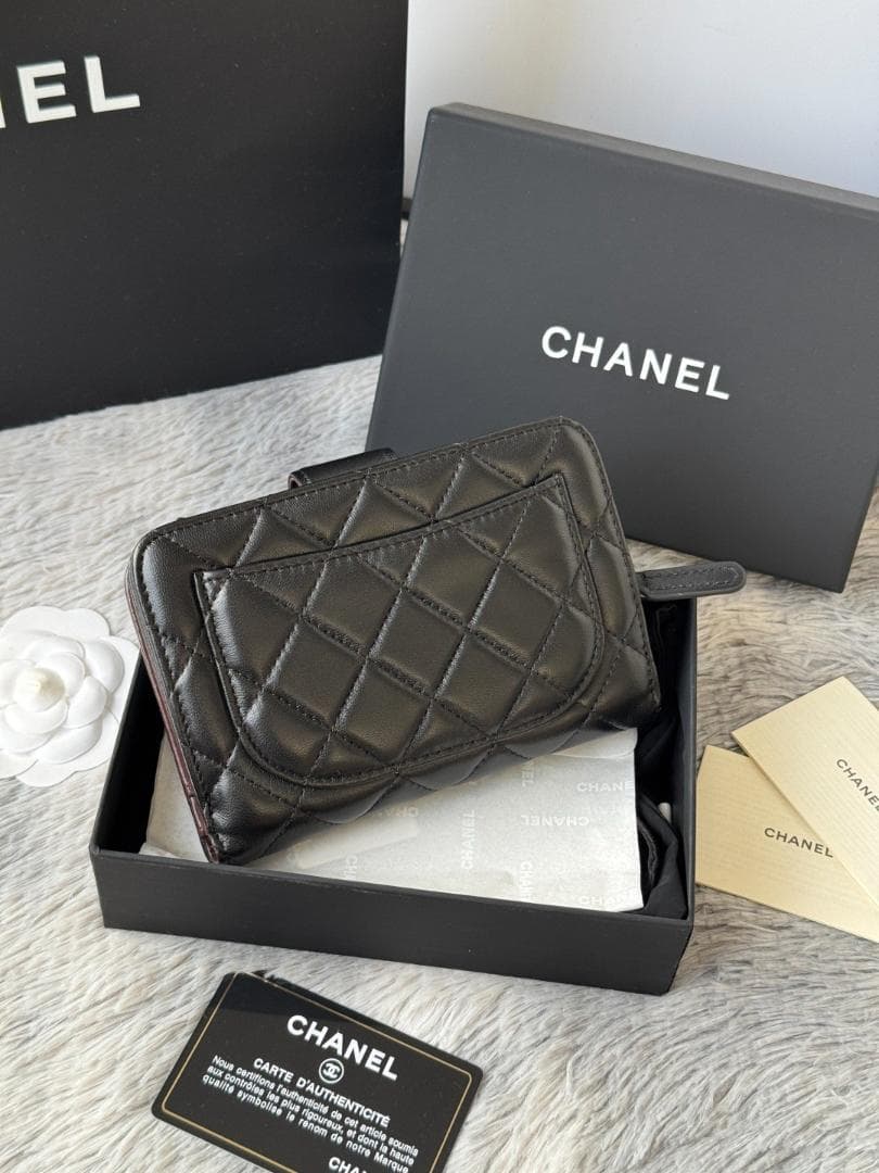 美品 ☆ ブラック 二つ折り財布 キルティング