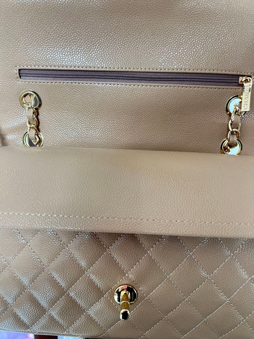 ベージュのキルティングショルダーバッグ