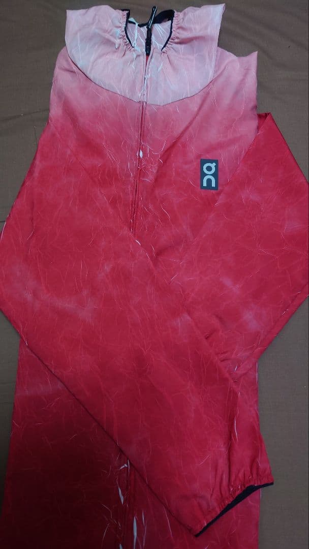 On Pace Jacket XS レッド