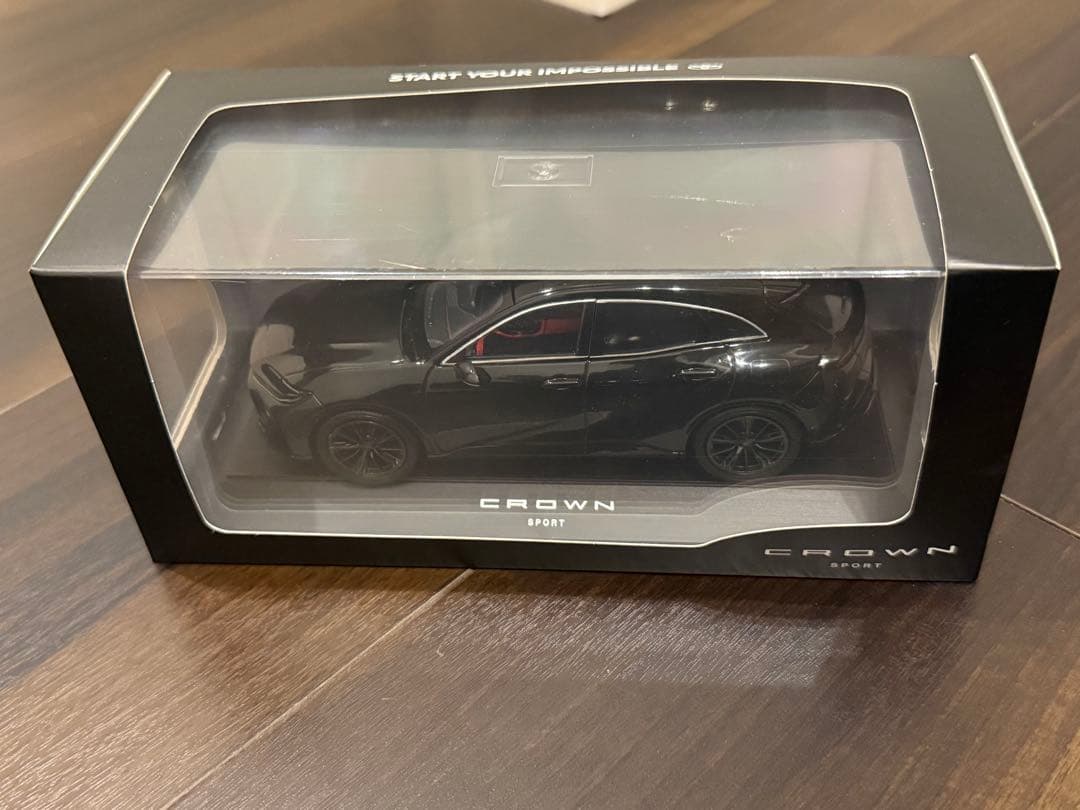 クラウンスポーツ　PHEV 版　ブラック　内装レッド　カラーサンプル　非売品