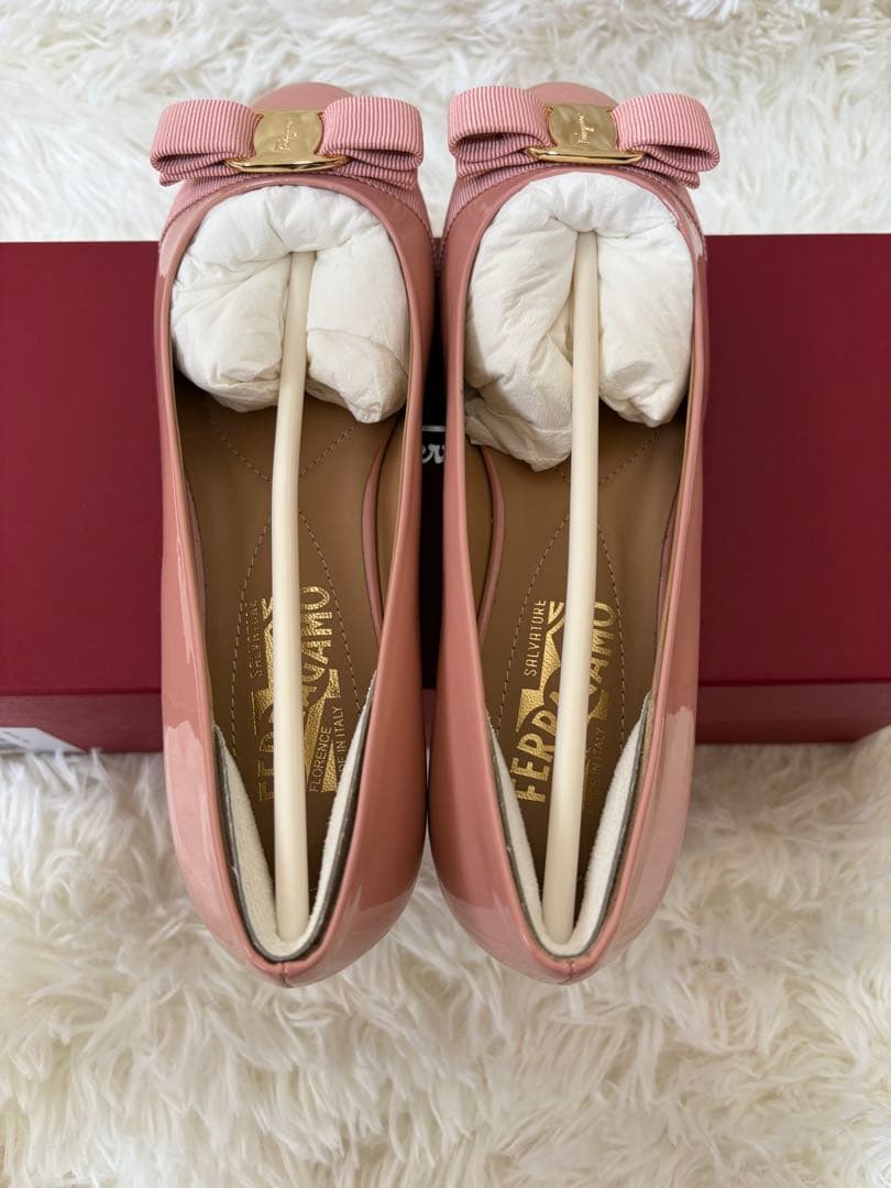 フェラガモ ヴァラリボン エナメル フラット パンプス YW 16286 箱付き