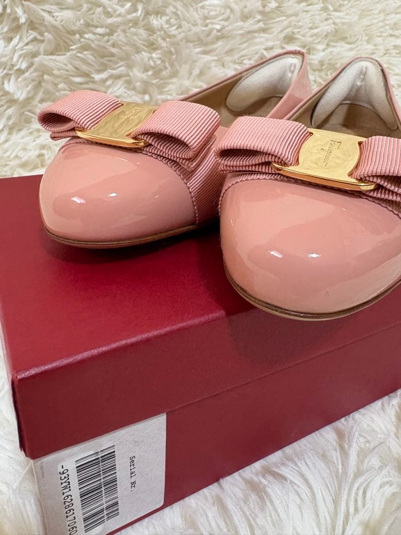 フェラガモ ヴァラリボン エナメル フラット パンプス YW 16286 箱付き