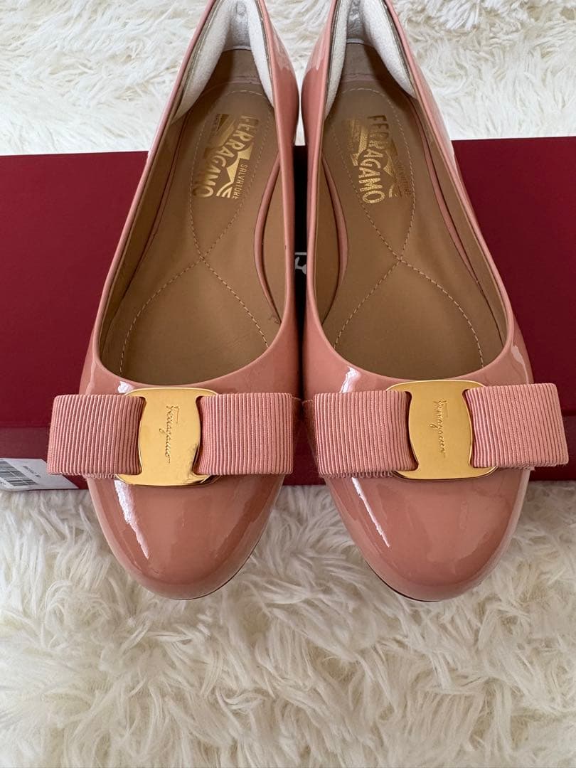 フェラガモ ヴァラリボン エナメル フラット パンプス YW 16286 箱付き