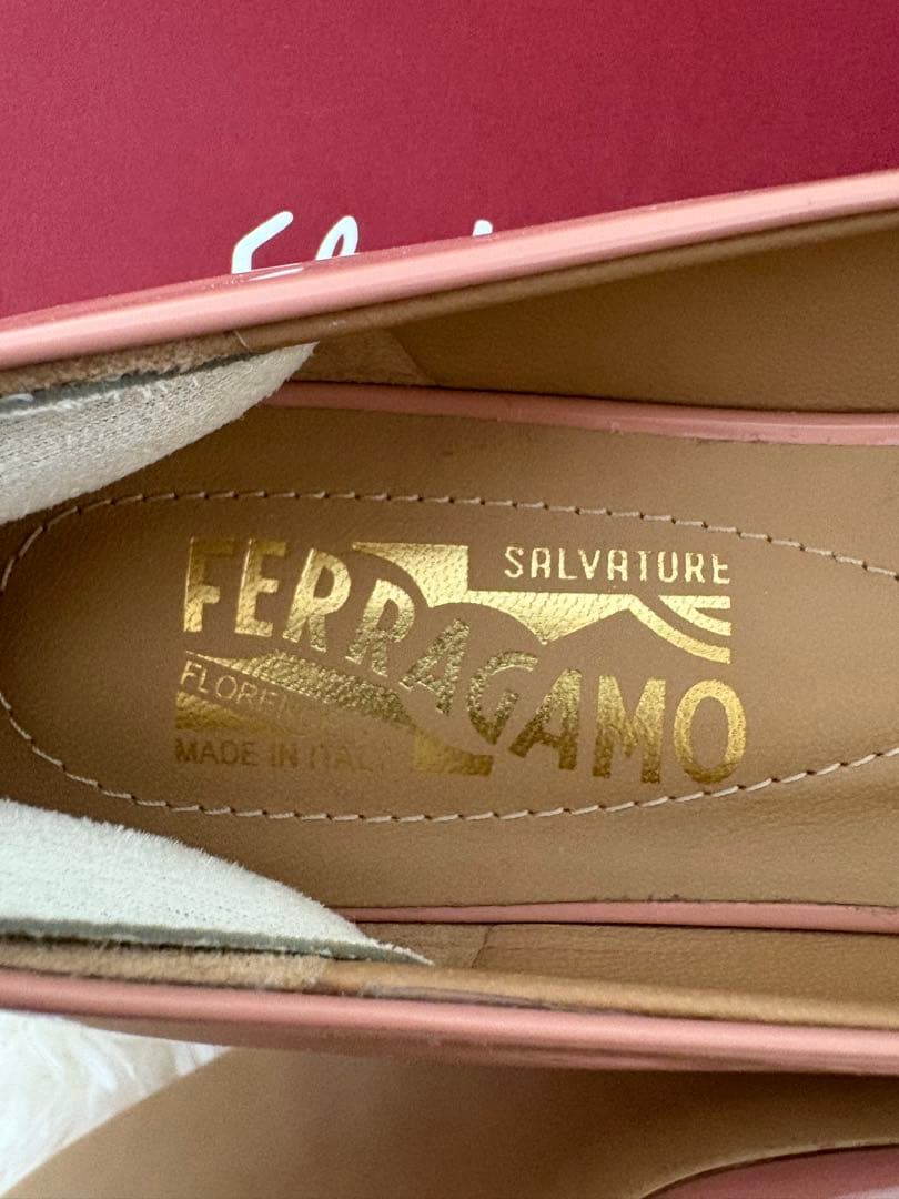 フェラガモ ヴァラリボン エナメル フラット パンプス YW 16286 箱付き