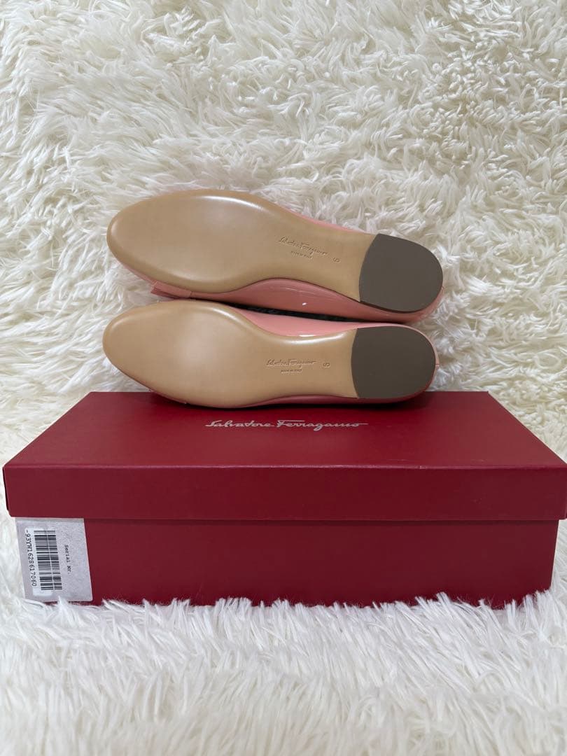 フェラガモ ヴァラリボン エナメル フラット パンプス YW 16286 箱付き