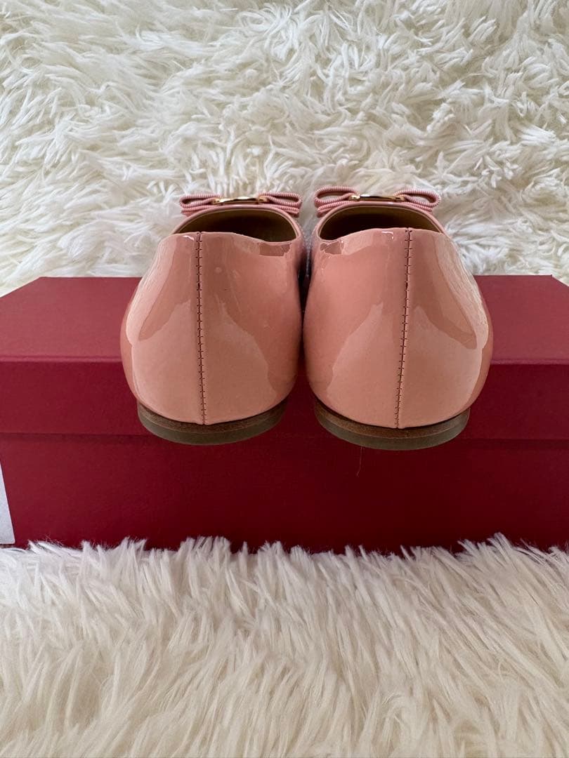 フェラガモ ヴァラリボン エナメル フラット パンプス YW 16286 箱付き