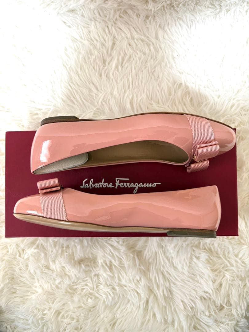 フェラガモ ヴァラリボン エナメル フラット パンプス YW 16286 箱付き