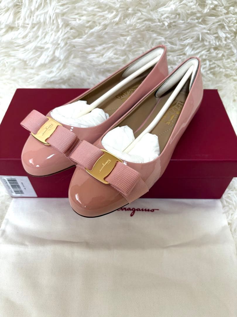 フェラガモ ヴァラリボン エナメル フラット パンプス YW 16286 箱付き